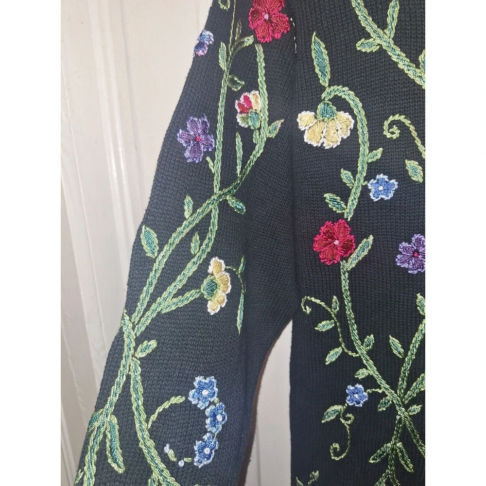 Vintage Unique Int'L Medium Women's Floral Embroidered Sweater Dark Cottagecore - Picture 6 of 6